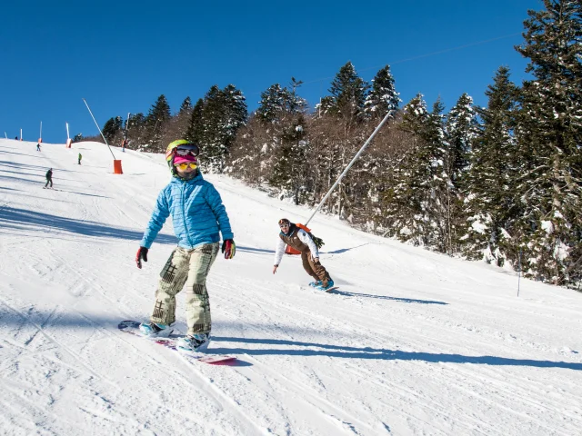 Chalmazel, station de ski de la Loire, en Février 2015. Ivan et Elina Kasta.